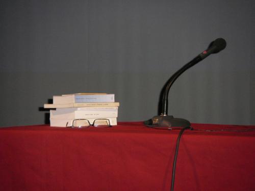 Table, lunettes, livres